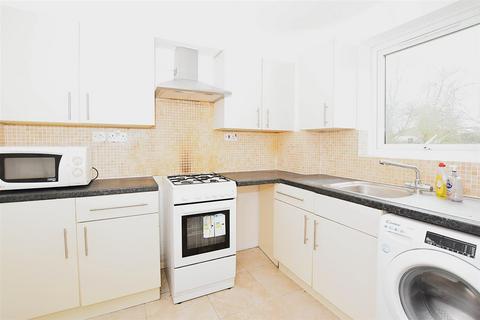 2 bedroom flat to rent, Larch Close, London