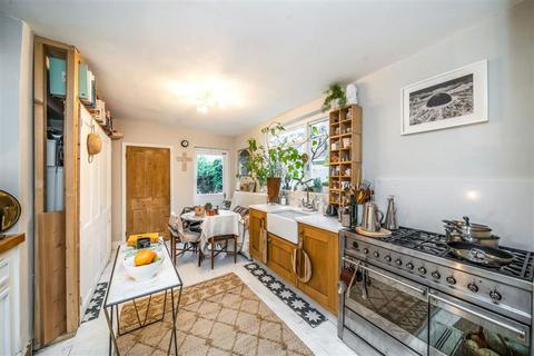 2 bedroom flat for sale, Thorncliffe Road, London SW2