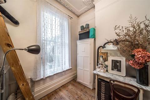 2 bedroom flat for sale, Thorncliffe Road, London SW2