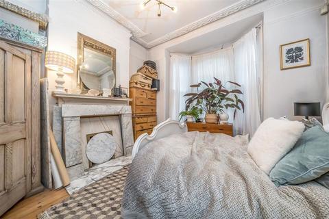 2 bedroom flat for sale, Thorncliffe Road, London SW2