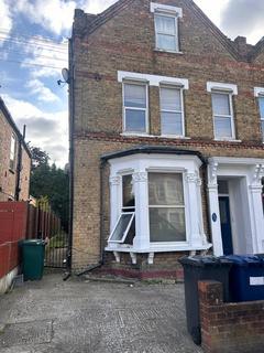 Studio to rent, Station Road, London N3