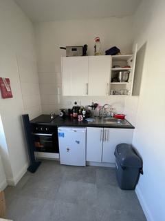 Studio to rent, Station Road, London N3