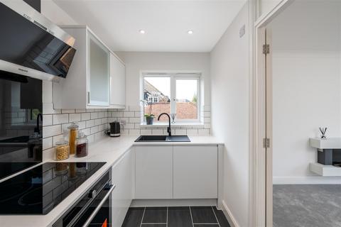 2 bedroom flat for sale, Wray Park Road, Reigate