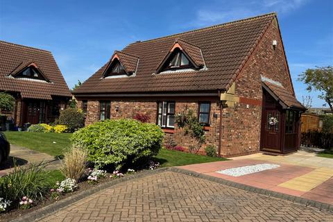 2 bedroom semi-detached bungalow for sale, Meadow View, Cleethorpes, N.E. Lincs, DN35 0QU