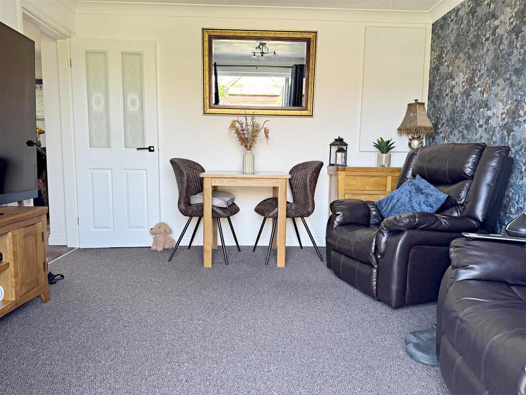 Dining room/bedroom 2