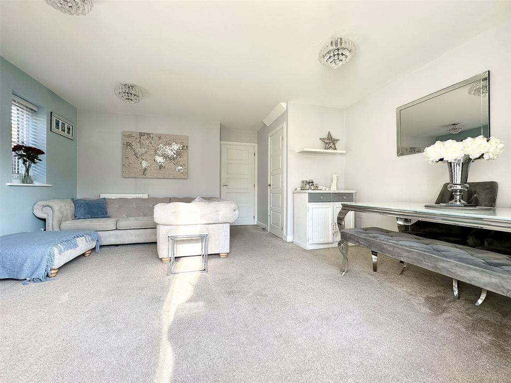 Lounge/Dining