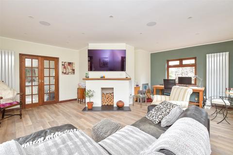 2 bedroom detached bungalow for sale, Barn Close, Wick, Littlehampton, West Sussex