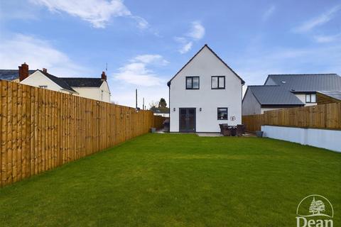 4 bedroom detached house for sale, Dockham Road, Cinderford