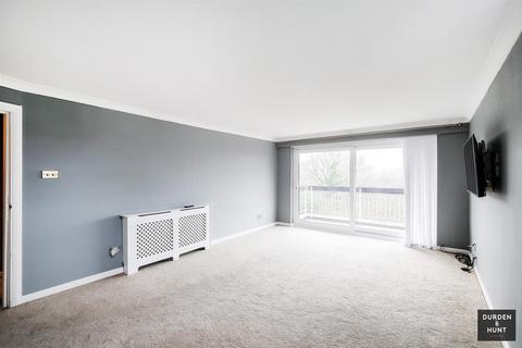 2 bedroom apartment for sale, Tree Tops, Woodford Green IG8