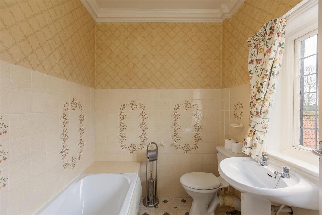 Highcliffe Manor Bedroom 6-2.jpg