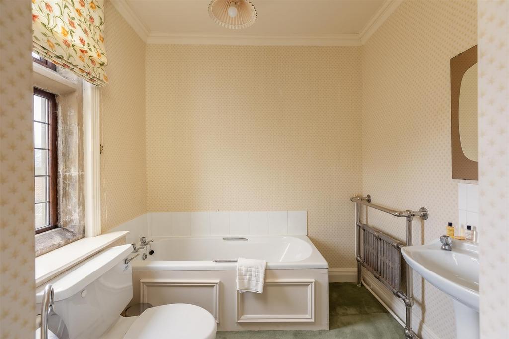 Highcliffe Manor Bedroom 8-4.jpg