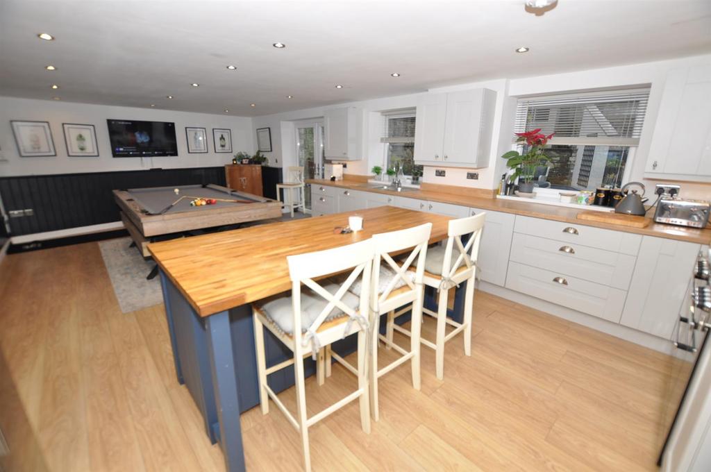 Kitchen/dining/family room