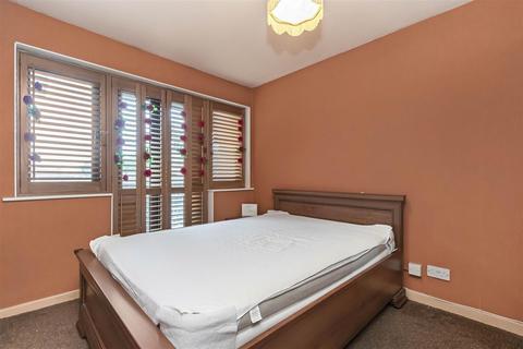 2 bedroom flat for sale, Manor Court, Cricklewood