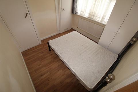 3 bedroom terraced house to rent, Raeburn Road, EDGWARE, HA8