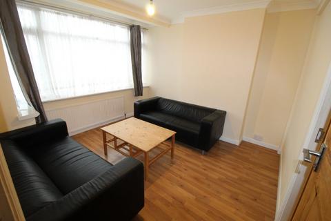 3 bedroom terraced house to rent, Raeburn Road, EDGWARE, HA8