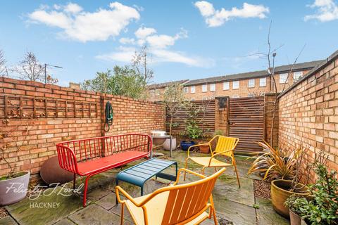 3 bedroom terraced house to rent, Beeston Close, London