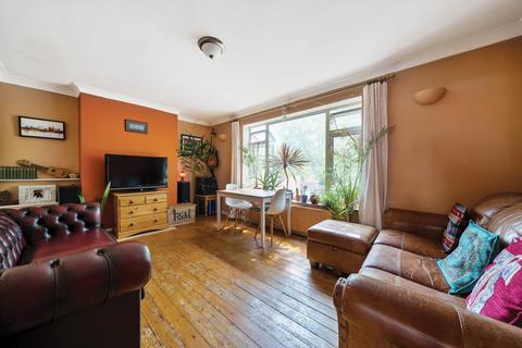 2 bedroom maisonette for sale, St. Saviours Estate, London