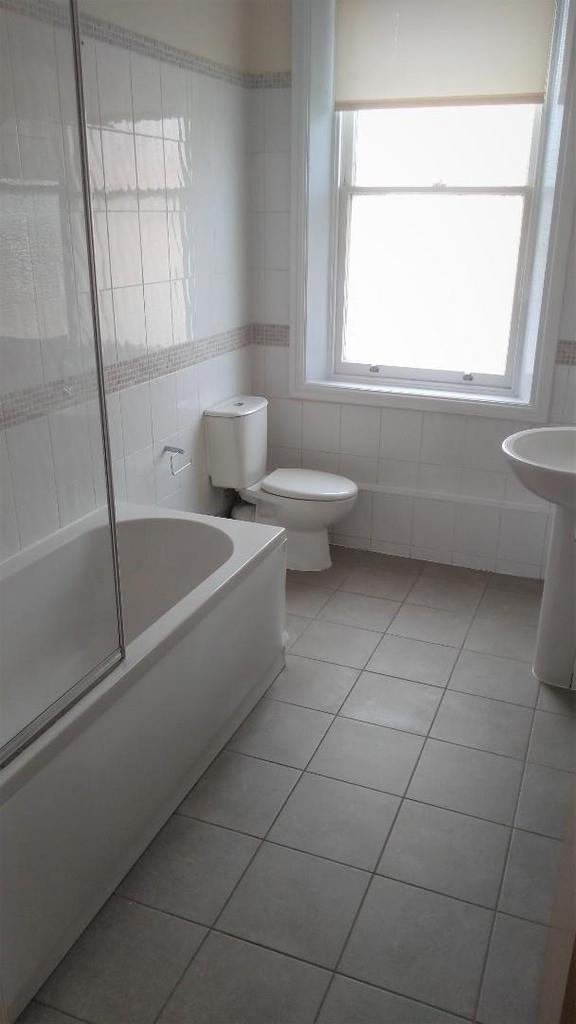 Flat 3 Bathroom.jpg