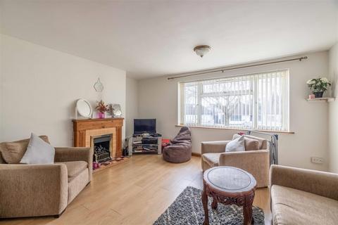 3 bedroom flat for sale, Dedworth Road, Windsor