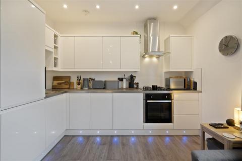 10 Surly Hall Walk, Windsor, SL4 5NG