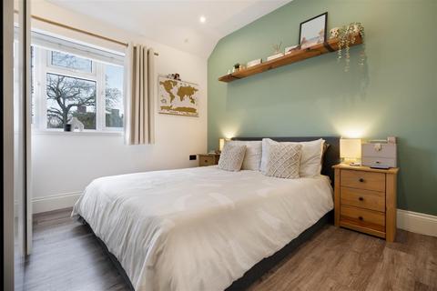 10 Surly Hall Walk, Windsor, SL4 5NG