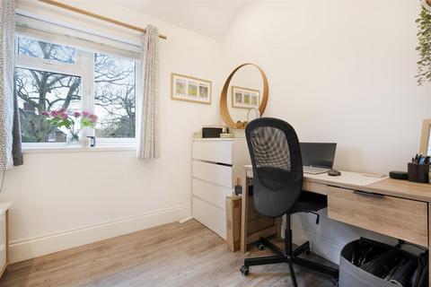 10 Surly Hall Walk, Windsor, SL4 5NG