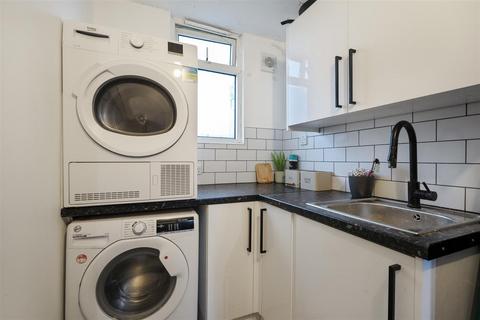 10 Surly Hall Walk, Windsor, SL4 5NG