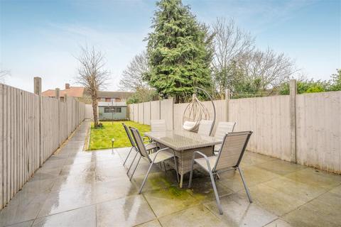 10 Surly Hall Walk, Windsor, SL4 5NG