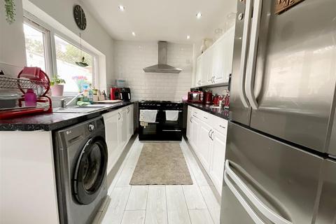 4 bedroom property for sale, West Bank, Scarborough, YO12
