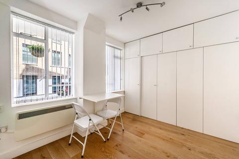 Studio to rent, Buckingham Gate, St James's Park, London, SW1E