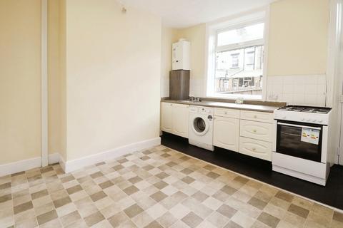 3 bedroom terraced house to rent, Woodhall Terrace, Bradford, West Yorkshire, BD3