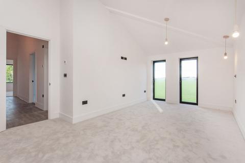 5 bedroom detached house to rent, Preston Road, Manston, CT12