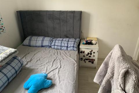 1 bedroom in a house share to rent, Mile End Road, London E3