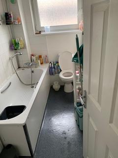 1 bedroom in a house share to rent, Mile End Road, London E3