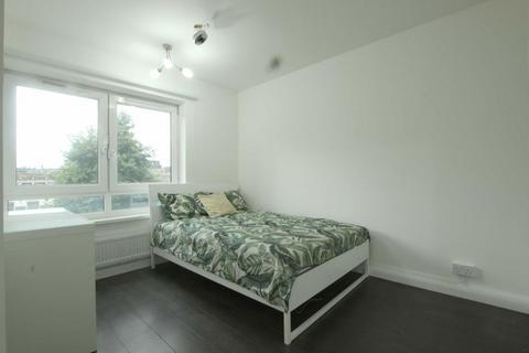 2 bedroom flat to rent, St. Saviours Estate, London SE1