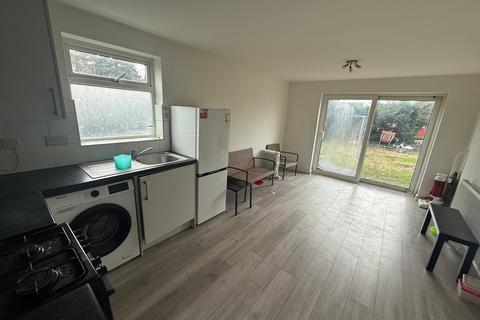 Flat 2, 100 Langley Road, Slough, SL3 7TB