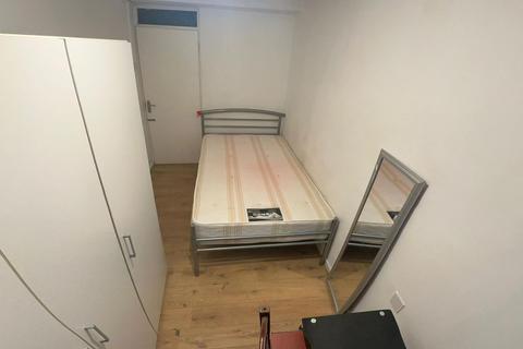 1 bedroom in a house share to rent, Mile End Road, London E3