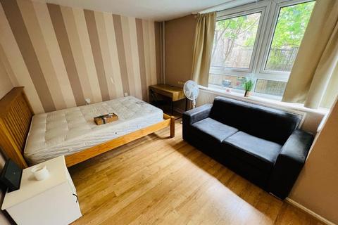 1 bedroom in a house share to rent, Teviot Street, London E14