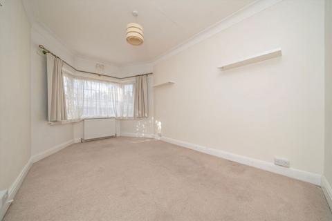 3 bedroom flat to rent, Great West Road, Hounslow TW5