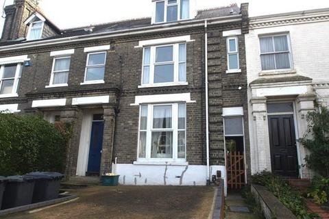 Studio to rent, 82 MILL HILL ROAD