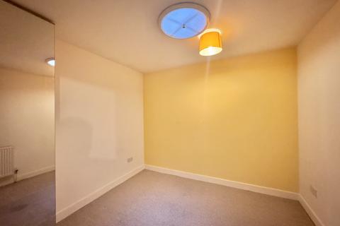 2 bedroom maisonette to rent, Hunters Way, Halton