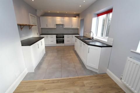 3 bedroom mews to rent, Thornley Road, Lymm