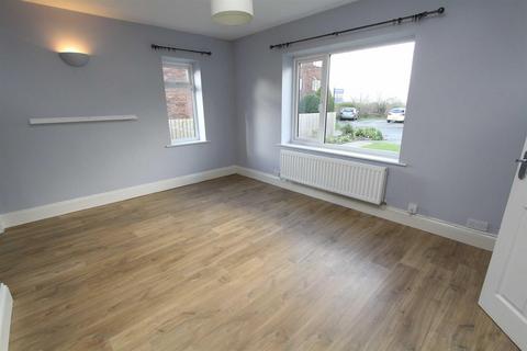 3 bedroom mews to rent, Thornley Road, Lymm