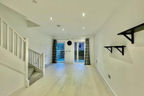 3 bedroom terraced house to rent, Carpino Place, Oldfield Road, Salford, M5