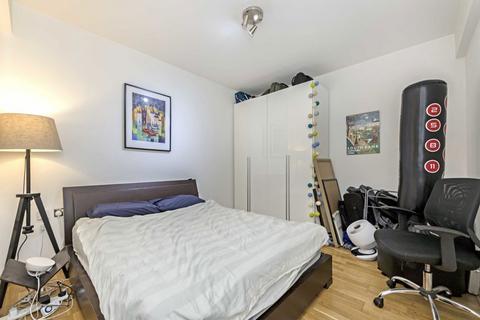 Studio to rent, Great West Road, Brentford TW8