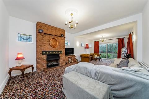 4 bedroom detached house for sale, Elmscott Gardens, London N21