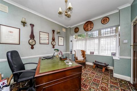 4 bedroom detached house for sale, Elmscott Gardens, London N21