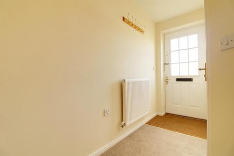 3 bedroom semi-detached house to rent, Hilton Road, Featherstone