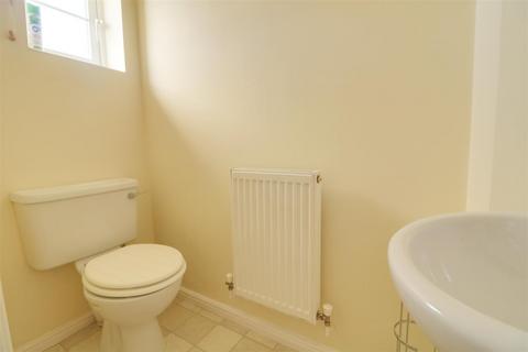 3 bedroom semi-detached house to rent, Hilton Road, Featherstone