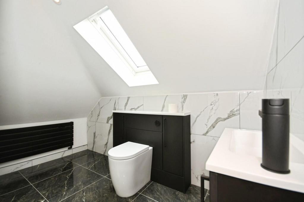 30 SHOWER ROOM.jpg